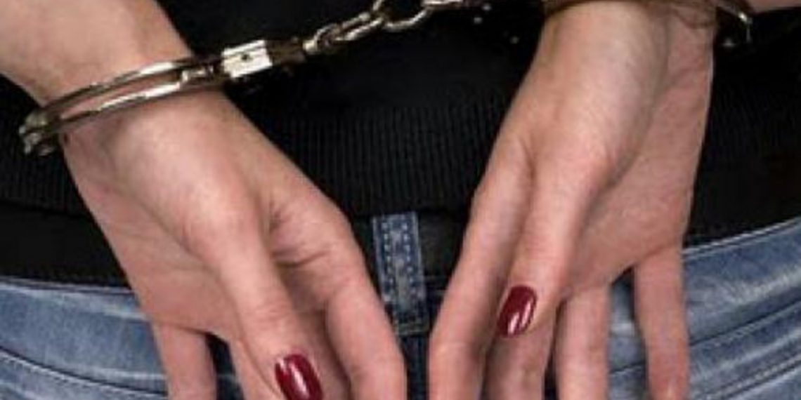 Χειροπέδες σε 44χρονη
