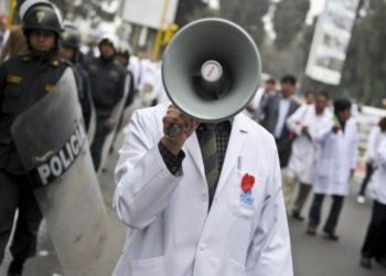 Από το … χειροκρότημα στην … παράσταση διαμαρτυρίας