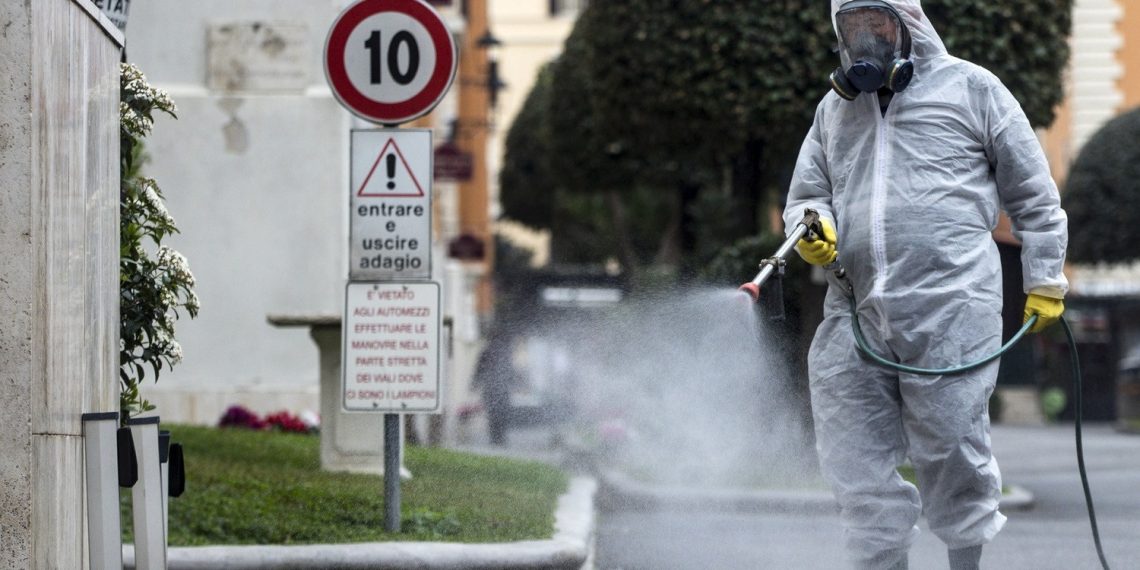 Σε κατ΄ οίκον περιορισμό όλοι οι πολίτες