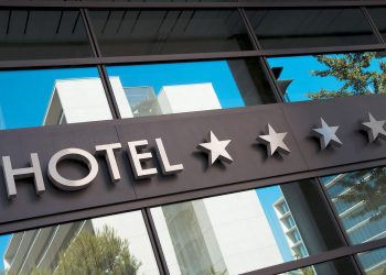 Σε αναστολή λειτουργίας (επίσημα) και τα …ξενοδοχεία
