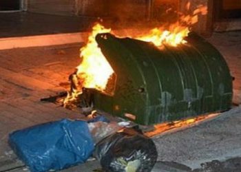 Στις φλόγες κάδοι και …αυτοκίνητο στα Τρίκαλα