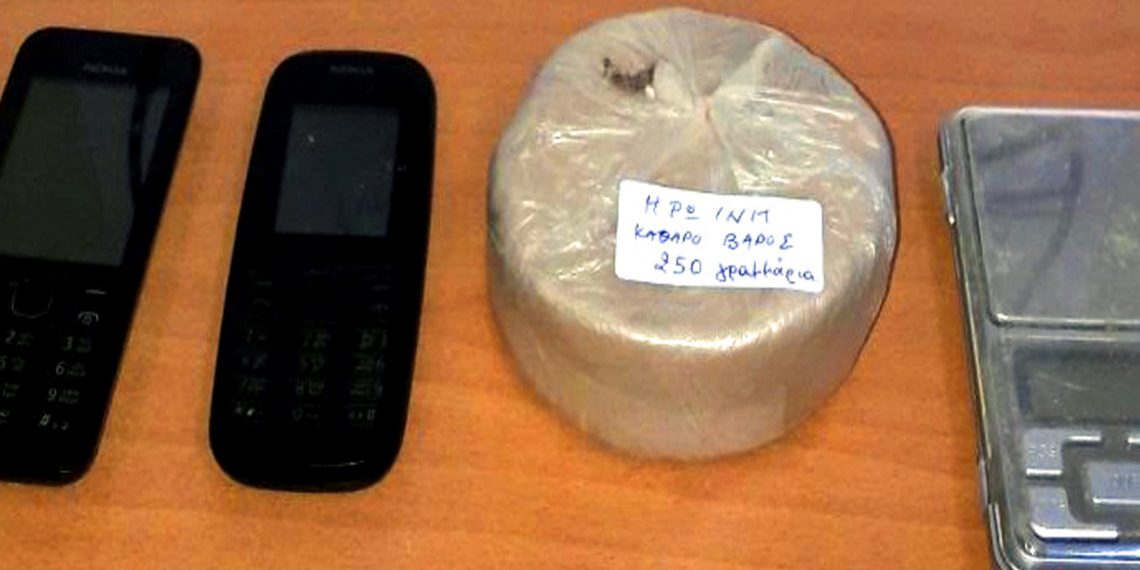 Χειροπέδες σε 2 άτομα και δικογραφία για άλλα 24 σε υπόθεση εμπορίας ηρωίνης