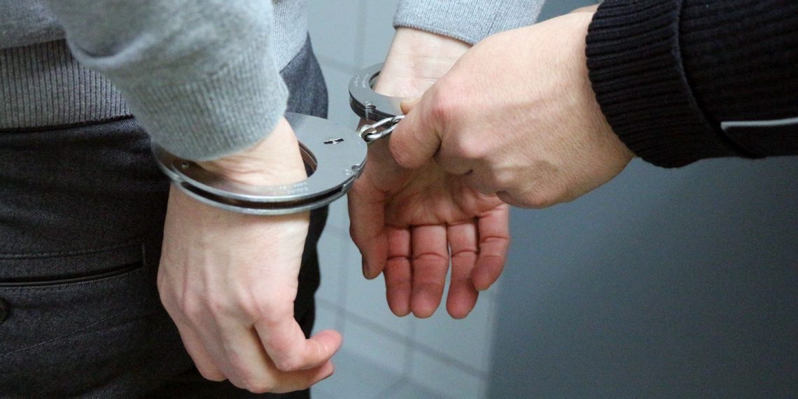 Χειροπέδες λόγω 5 δικαστικών αποφάσεων