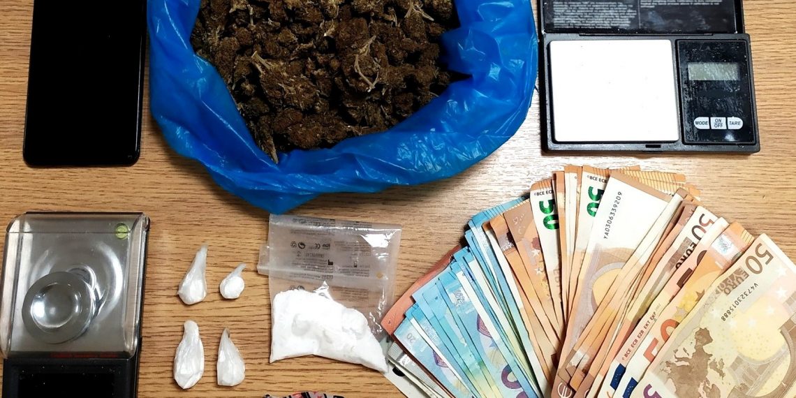 Χειροπέδες στον Βόλο για εμπορία ναρκωτικών