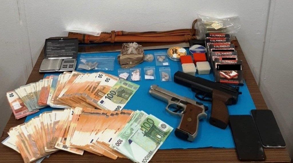Χειροπέδες σε εμπόρους ηρωίνης
