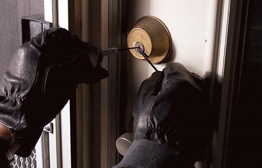 Συνελήφθη ο ένας και αναζητούνται άλλοι τρεις
