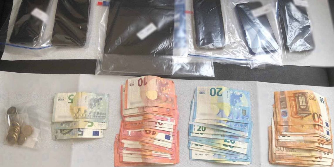 Εργαστήριο επεξεργασίας κοκαΐνης και χειροπέδες σε ζευγάρι
