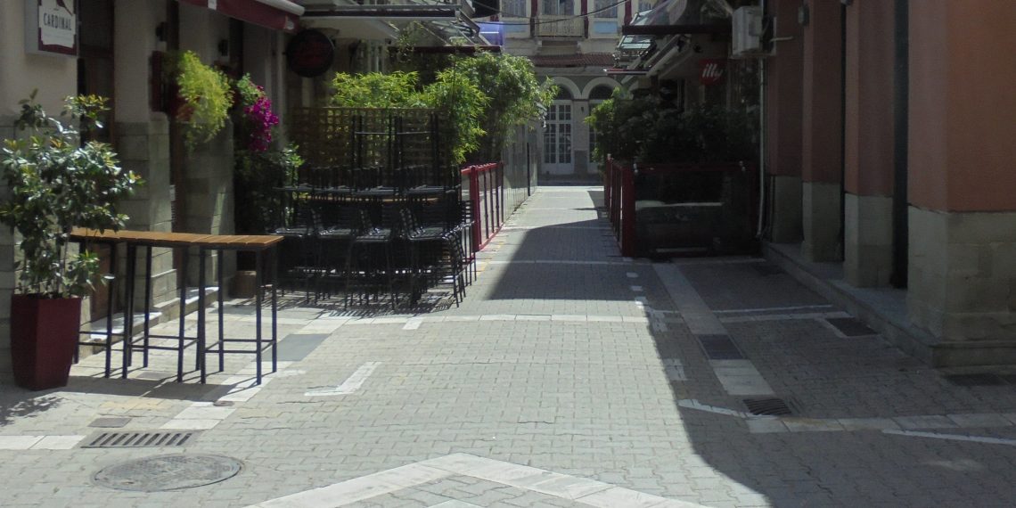 Άλυτη εξίσωση στα Τρίκαλα η επιπλέον παραχώρηση κοινόχρηστου χώρου σε καταστήματα