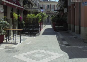 Άλυτη εξίσωση στα Τρίκαλα η επιπλέον παραχώρηση κοινόχρηστου χώρου σε καταστήματα