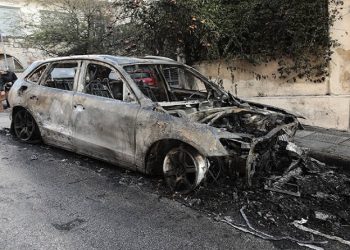 Μπαράζ εμπρησμών αυτοκινήτων και ΑΤΜ