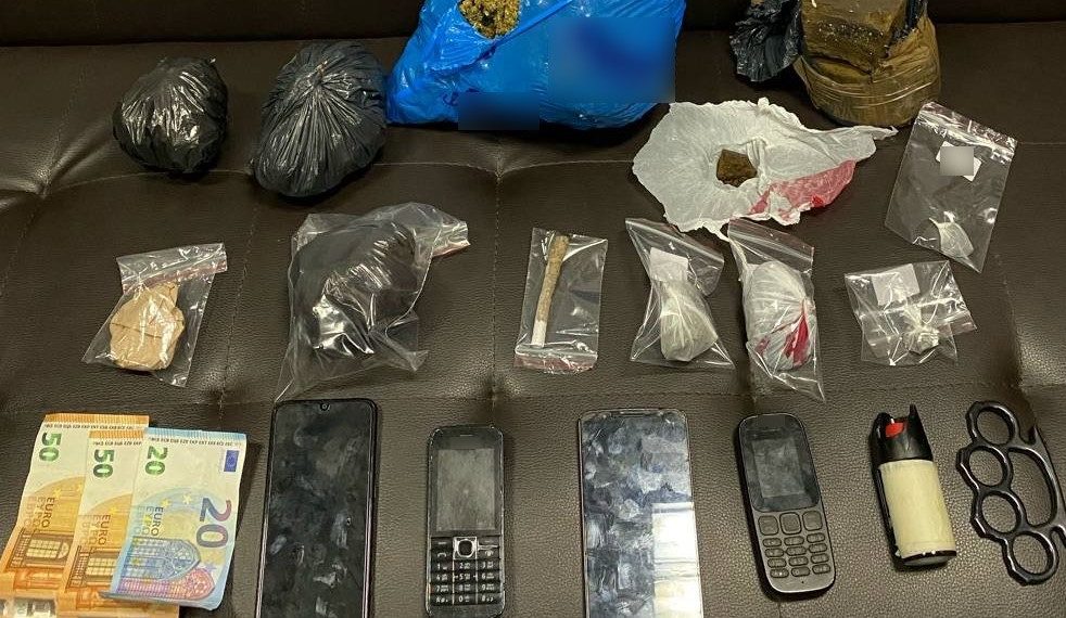 Χειροπέδες σε 3 άτομα για αγοραπωλησία χασίς