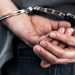 Χειροπέδες σε καταζητούμενο για πλαστογραφία και υπεξαίρεση