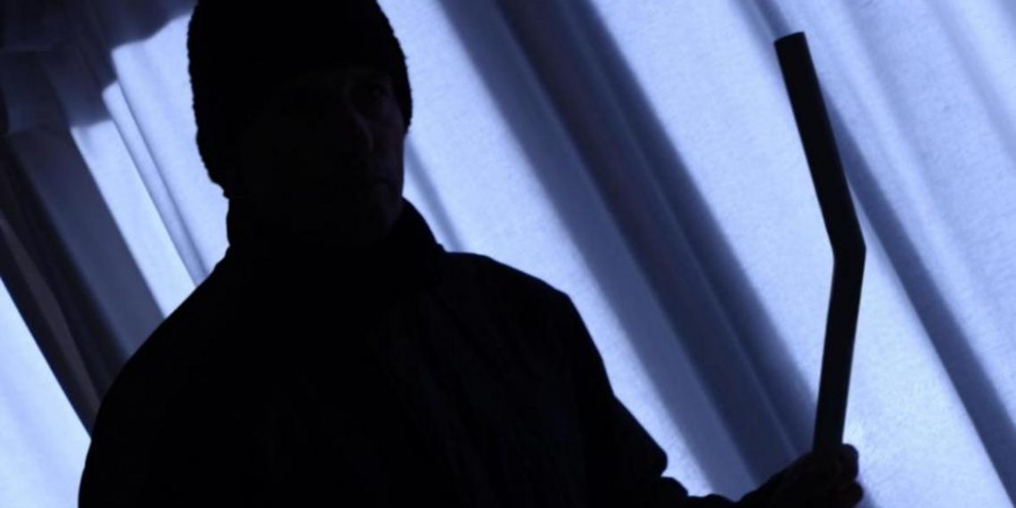 Χειροπέδες πριν εισβάλλουν σε κατάστημα