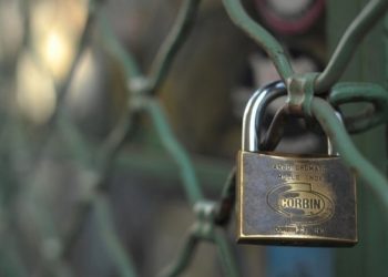 Παράταση «λουκέτου» σε ΚΑΠΗ και επιχειρήσεις