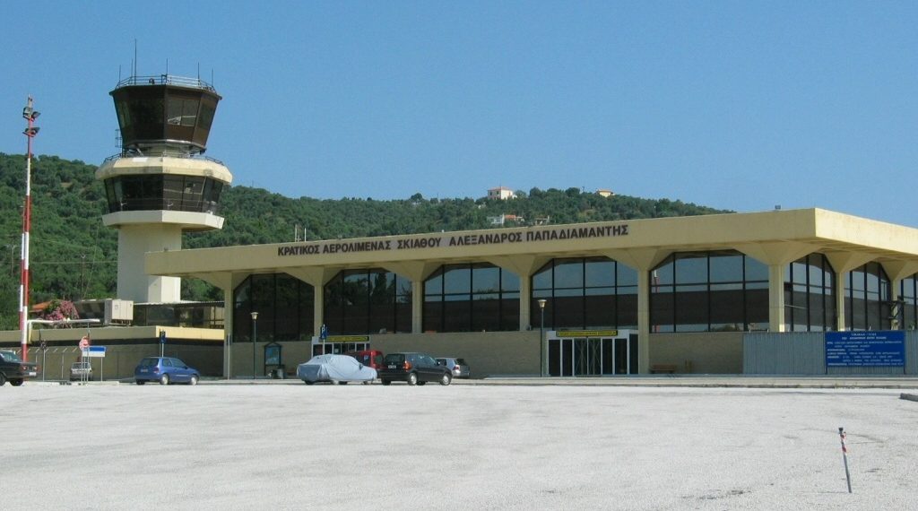 Βγήκαν οι χειροπέδες στο αεροδρόμιο της Σκιάθου