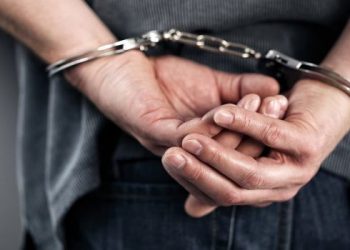 Χειροπέδες στα Τρίκαλα για καταζητούμενο με ένταλμα σύλληψης