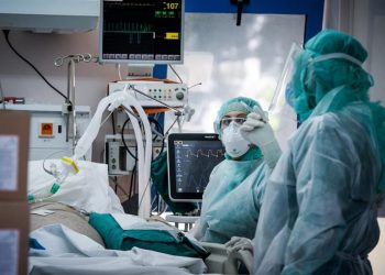Ανυποχώρητος και 30 οι διασωληνωμένοι στις ΜΕΘ της χώρας