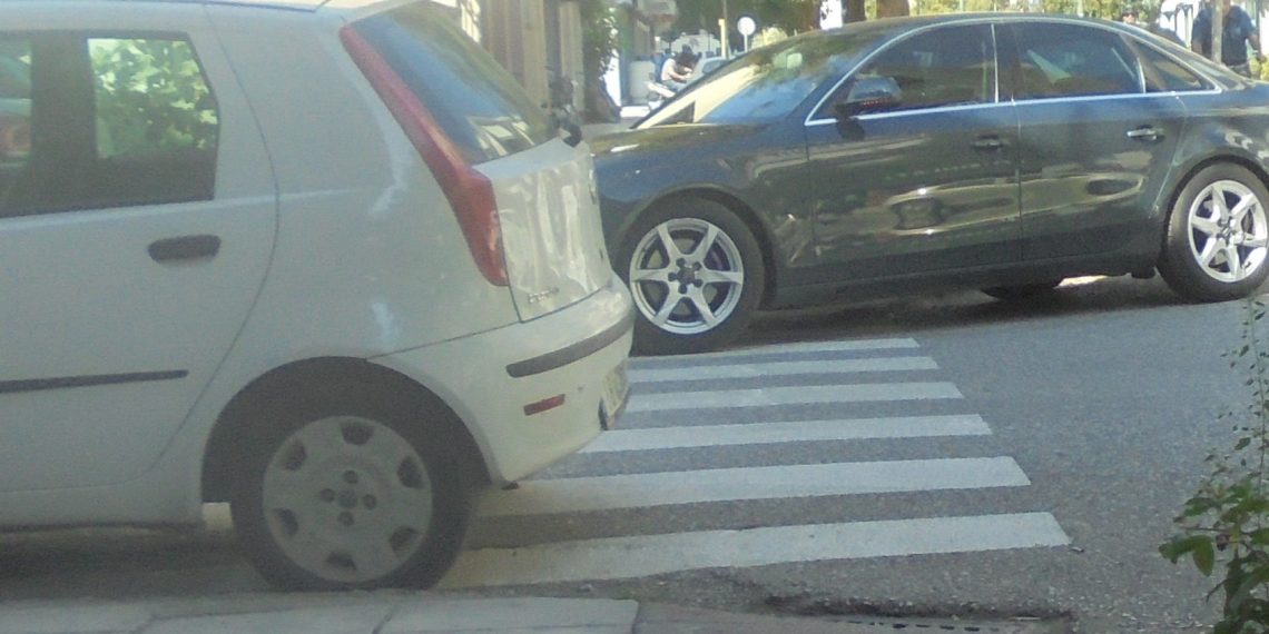 Την …εγκαινίασαν την διάβαση πεζών στα Τρίκαλα