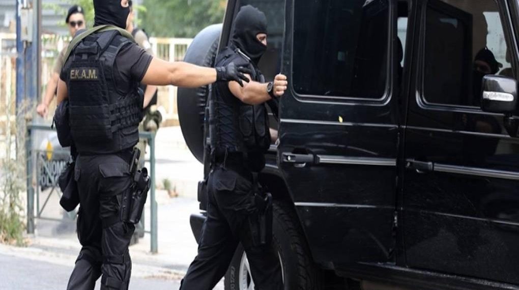 Όπλα, εκρηκτικά και … χειροπέδες
