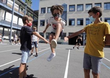 Πρεμιέρα με Αγιασμό και …μάσκες