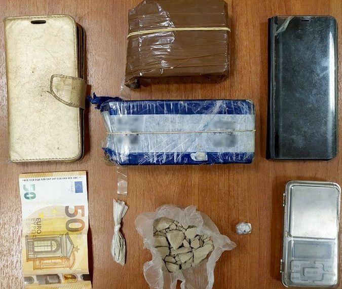 Χειροπέδες σε γυναίκες για εμπορία ηρωίνης