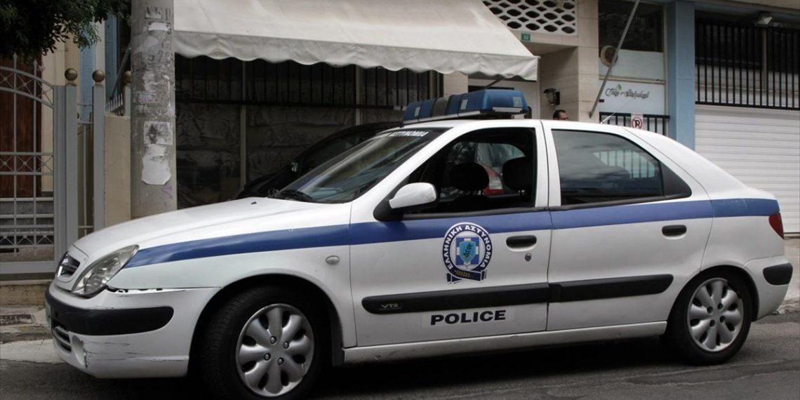 Χειροπέδες στον έναν και σε αναζήτηση του άλλου για διαρρήξεις καταστημάτων