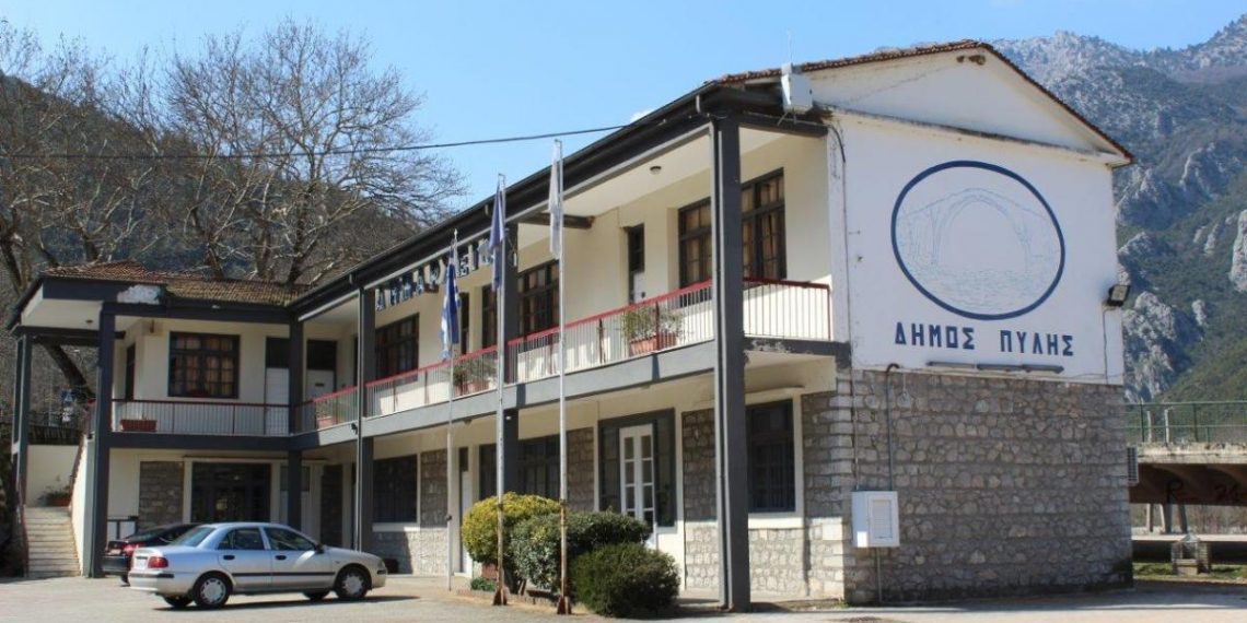 Κοινά «πυρά» κατά του Δημάρχου Πύλης