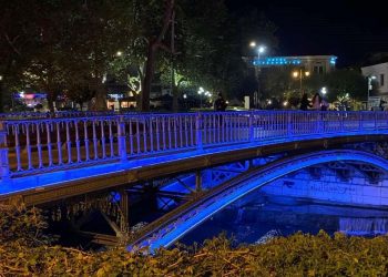 Μήνυμα κατά του διαβήτη από την κεντρική πεζογέφυρα των Τρικάλων
