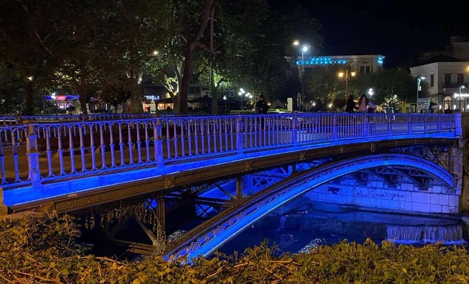 Μήνυμα κατά του διαβήτη από την κεντρική πεζογέφυρα των Τρικάλων