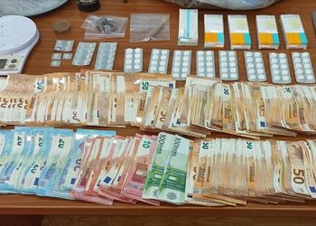 Χειροπέδες για διακίνηση ναρκωτικών