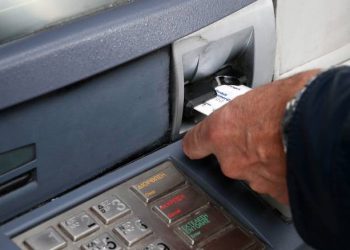 Τους «έκλεισε το μάτι» τα ΑΤΜ και το …Χριστουγεννιάτικο δέντρο