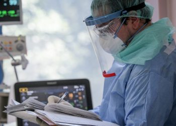 Νέο αρνητικό ρεκόρ σε θανάτους και διασωληνωμένους στις ΜΕΘ στην Ελλάδα