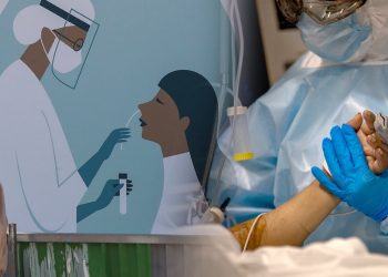 Στους 608 οι διασωληνωμένοι και οι νεκροί ξεπέρασαν στο σύνολο τις 2.000