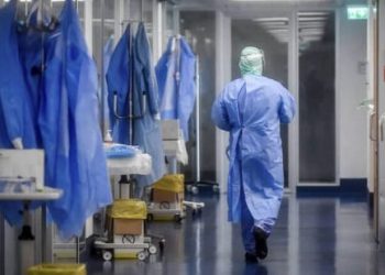 Άλλοι 59 νεκροί και 400 διασωληνωμένοι στις ΜΕΘ