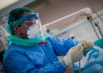 Με ακόμη 108 νεκρούς και 522 διασωληνωμένους στις ΜΕΘ η «μάχη» με τον κορωνοϊό