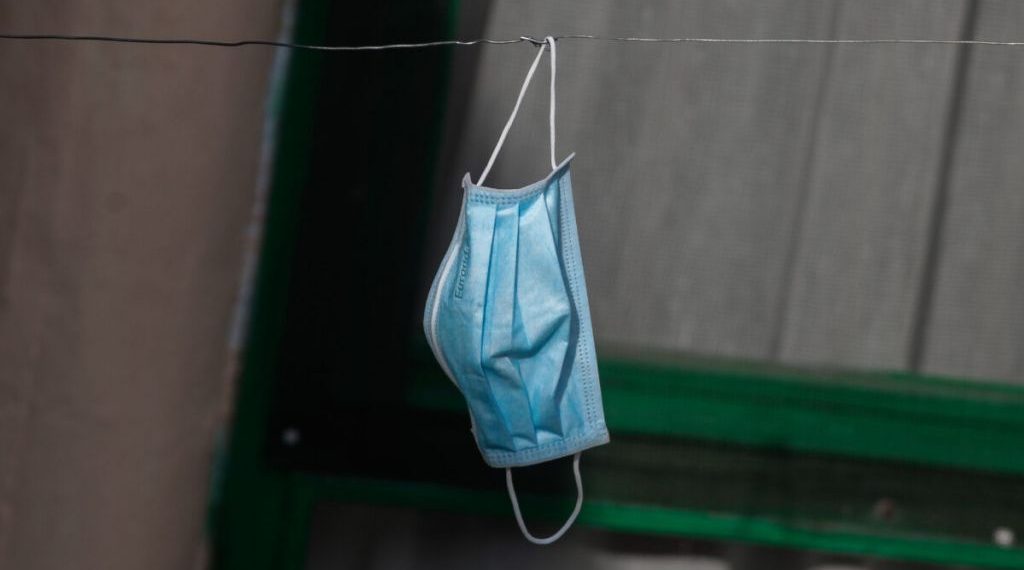 Προσαγωγές και πρόστιμα σε αρνητές της μάσκας