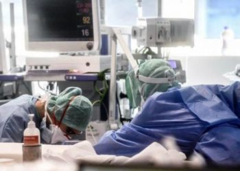 Στους 499 οι ασθενείς με «κορωνοϊό» που βρίσκονται διασωληνωμένοι στις ΜΕΘ της χώρας