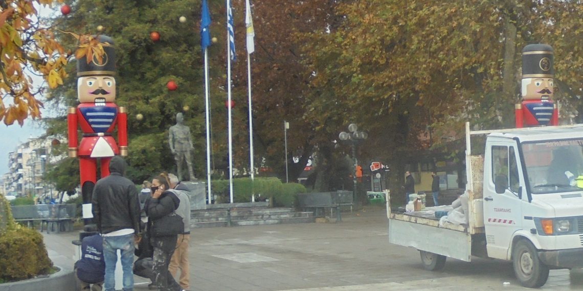 Σκηνικό «Μύλου των Ξωτικών» στην κεντρική πλατεία των Τρικάλων