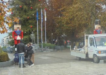Σκηνικό «Μύλου των Ξωτικών» στην κεντρική πλατεία των Τρικάλων