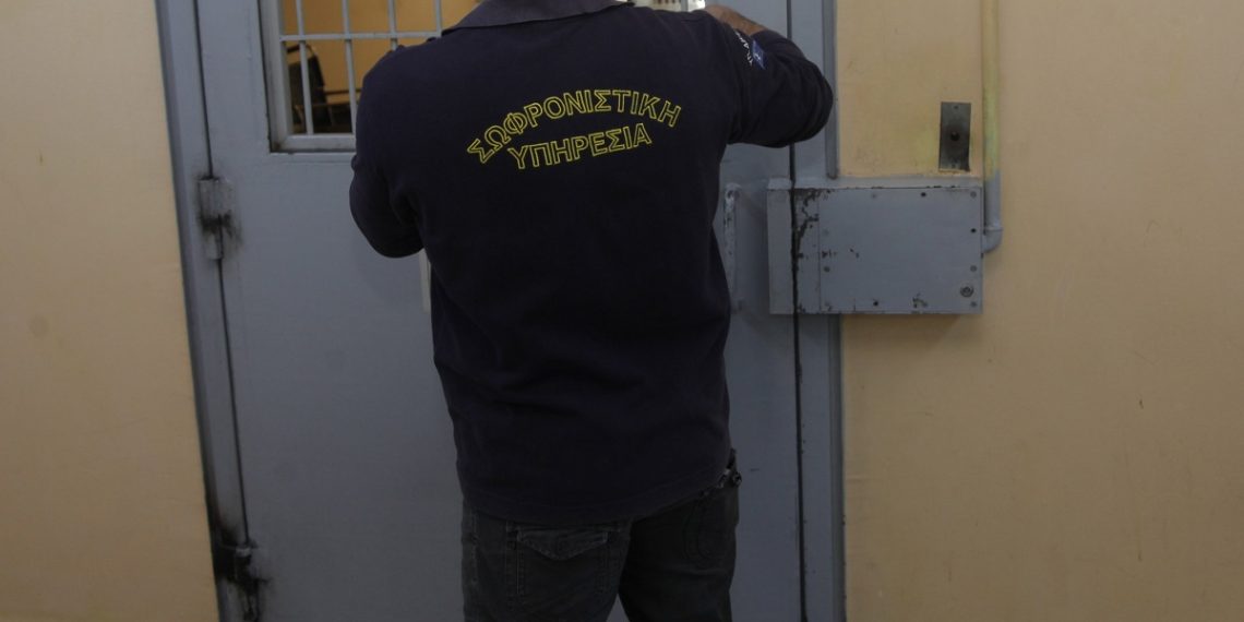 Χειροπέδες σε … Σωφρονιστικό υπάλληλο