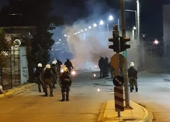 Πέτρες και φωτοβολίδες κατά Αστυνομικών λόγω της παράτασης του …lockdaown