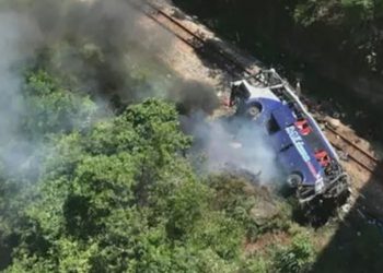 Τραγωδία με την πτώση λεωφορείου από γέφυρα