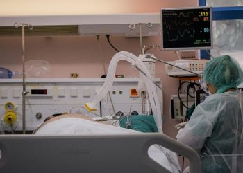 Στους 596 οι διασωληνωμένοι στις ΜΕΘ και άλλοι 111 νεκροί