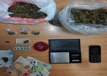 Χειροπέδες στον χασισέμπορα και σε πελάτες του