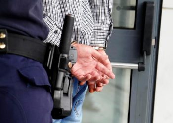 Χειροπέδες σε Έλληνα και Αλλοδαπό