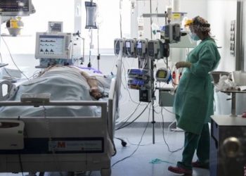 Διασωληνωμένοι στις ΜΕΘ 322 ασθενείς με covid-19