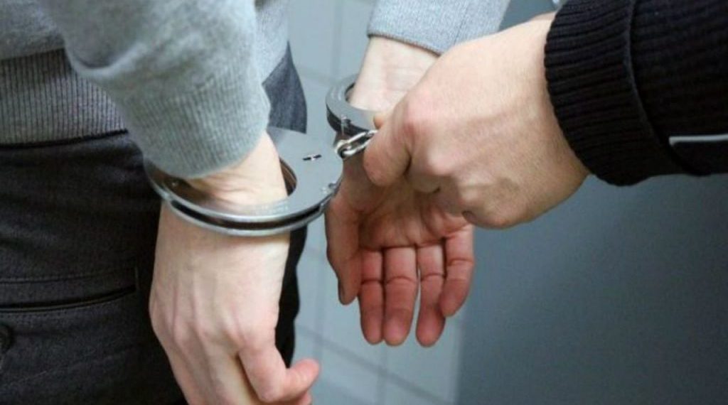 Χειροπέδες για αφορολόγητα τσιγάρα