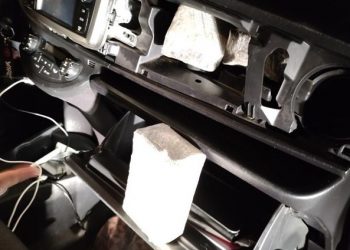 Χειροπέδες σε 33χρονη που είχε κιλά ηρωίνης στο …ταμπλό του αυτοκινήτου
