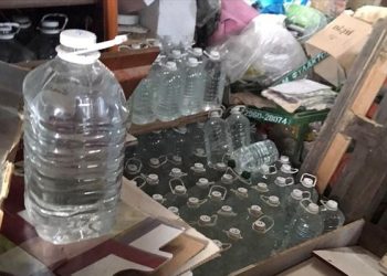 Διοχέτευσαν στην αγορά λαθραία αλκοολούχα ποτά και τσίπουρο