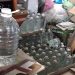 Διοχέτευσαν στην αγορά λαθραία αλκοολούχα ποτά και τσίπουρο
